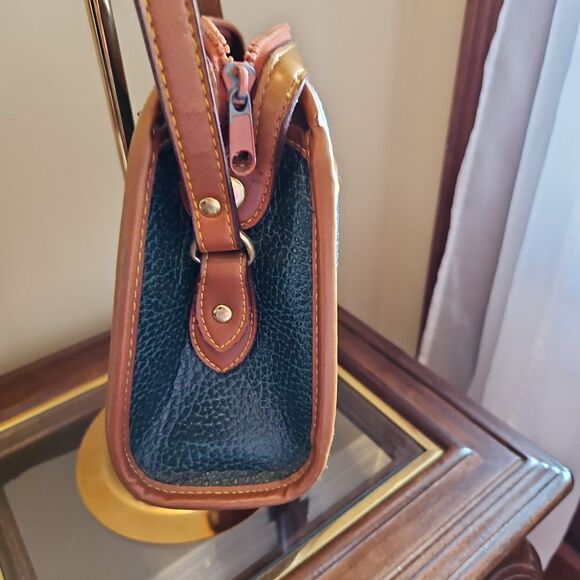 Vintage Dooney Bourke crossbody or shoulder leather bag w/ suede interior - Picture 11 of 14